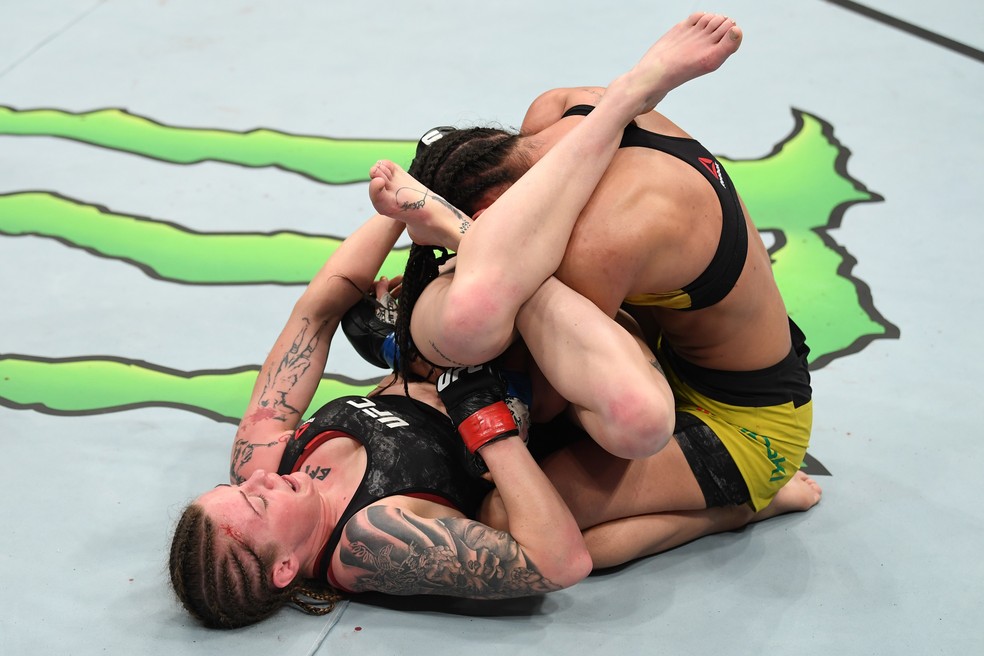 Joanne Calderwood chegou perto de finalizar Ariane Lipski vÃ¡rias vezes â?? Foto: Getty Images