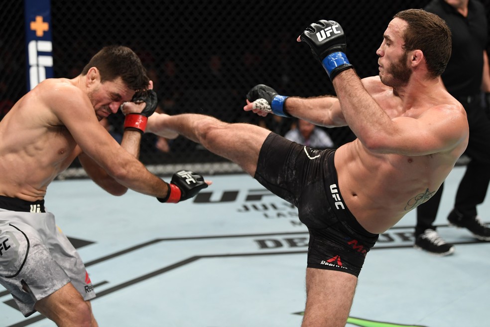 Demian Maia defende um chute alto de Anthony Rocco Martin no UFC Minneapolis — Foto: Getty Images