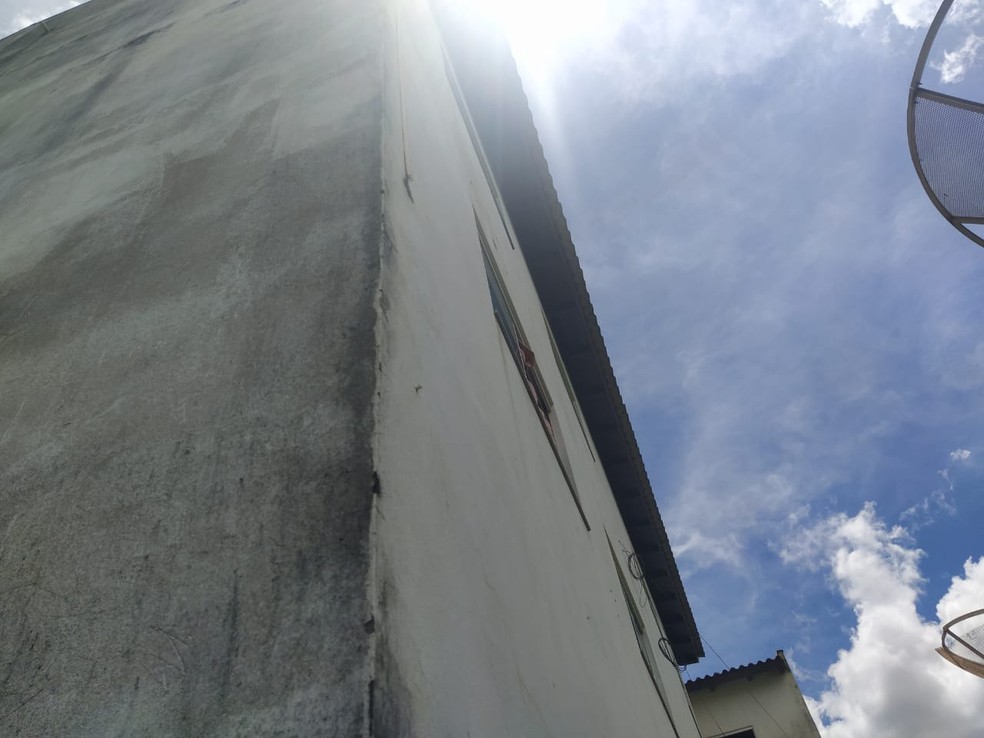 Jovem pula de 3° andar de prédio e tem múltiplas fraturas pelo corpo após fugir de agressão de namorado no oeste da Bahia — Foto: Blog do Braga