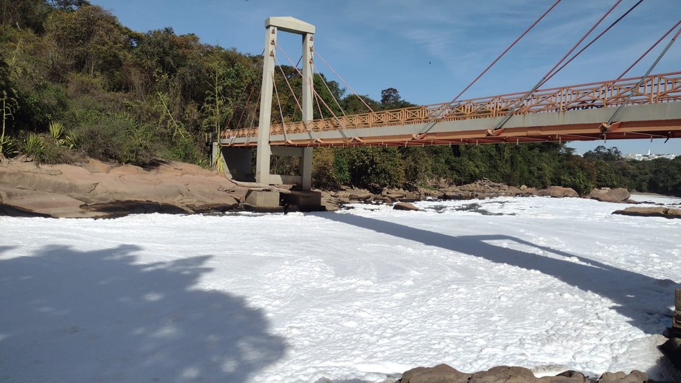 Rio Tietê volta a ficar coberto por espuma tóxica em Salto — Foto: Gilberto Esquerdo/Arquivo pessoal