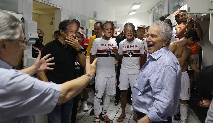 Juvenal Juvêncio foi homenageado pelos jogadores em sua despedida da presidência, em 2014 (Foto: Rubens Chiri / saopaulofc.net)