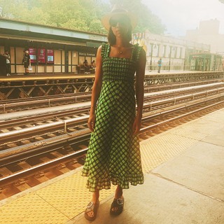 Vestido xadrez em acid green da Ganni  (Instagram Zawe Ashton/ Reprodução)