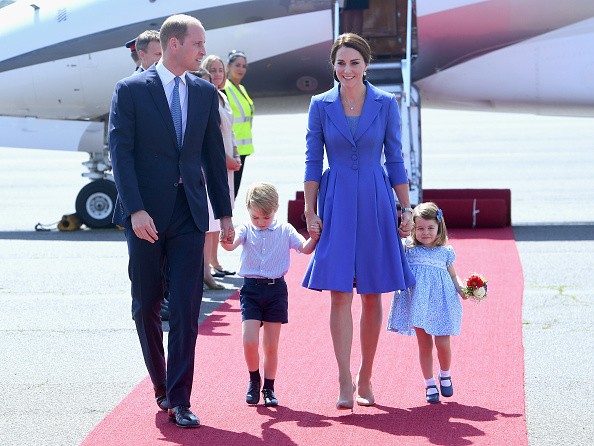 Família real britânica coordena looks azul ao partir rumo a Berlim (Foto: Getty Images)