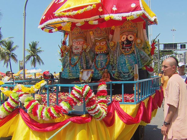 Movimento Hare Krishna faz desfile de carruagens em homenagem a divindades