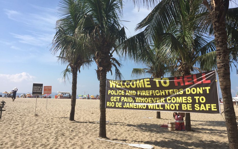 'Bem vindo ao inferno': cartazes com frases escritas em inglês denunciam o sucateamento da segurança pública no estado (Foto: Matheus Rodrigues/G1)