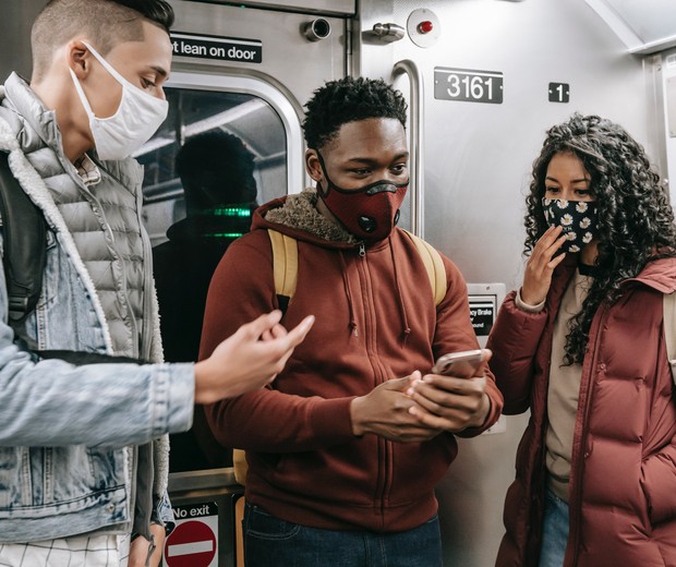 Foto Ilustrativa: Pessoas no metrô durante a pandemia (Foto: Keira Burton do Pexels)