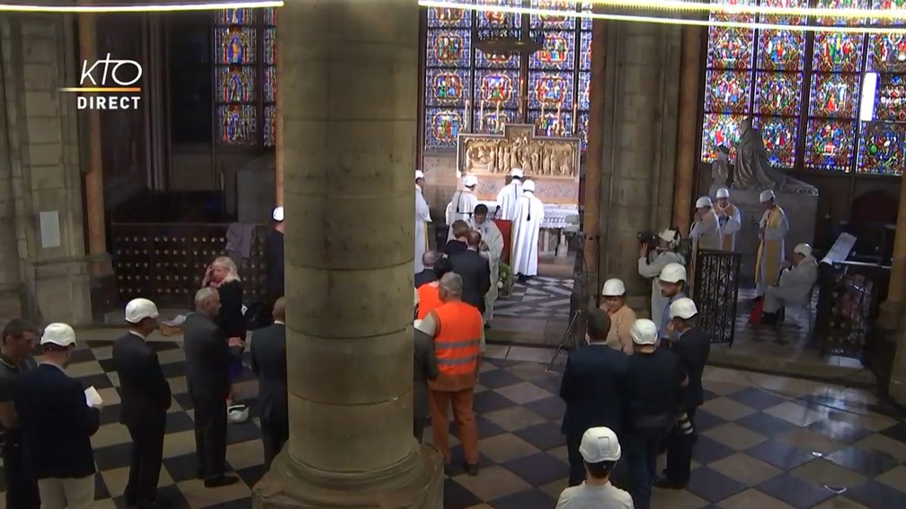 Apenas 30 pessoas tiveram autorização para entrar na Catedral de Notre-Dame para a primeira missa após o incêndio — Foto: Reprodução/KTOTV