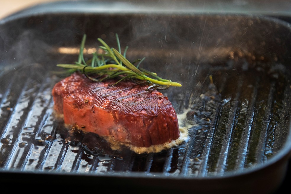 Alimento tenta imitar aparência de bife de carne — Foto: Reuters