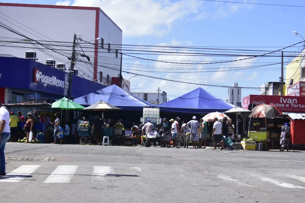 Feira do bairro Alecrim registrou muita movimentação na manhã de sábado (20). Feiras são consideradas serviços essenciais no atual decreto estadual. — Foto: Pedro Vitorino