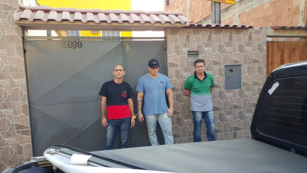 Zinho, o último à direita, após ser preso em 2015; hoje, é o chefe da maior milícia do Rio — Foto: Reprodução/Arquivo Pessoal