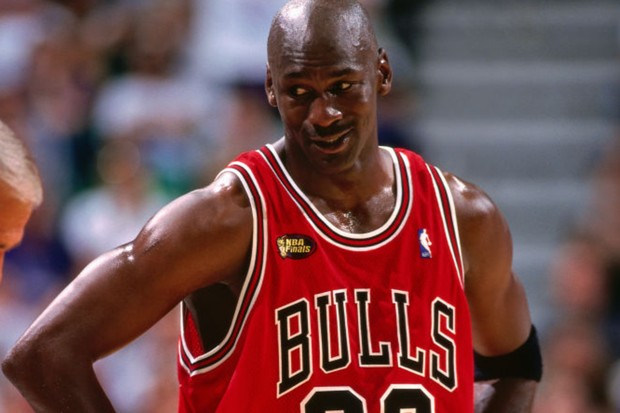 Michael Jordan (camisa 23 do Chicago Bulls) no jogo contra o Utah Jazz, no dia 3 de junho de 1998. (Foto: Getty Image)