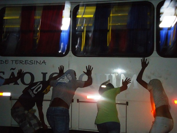  Rapazes tentam virar um dos ônibus em José de Freitas  (Foto: Coronel Pinheiro/ Portal JF Agora)