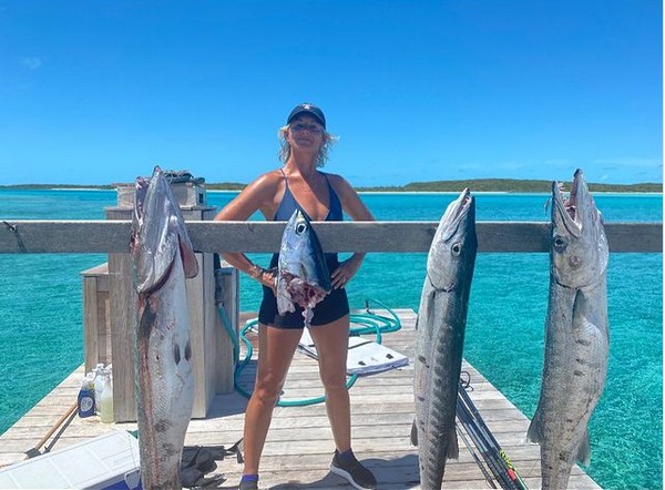 Faith Hill posando na ilha particular pertencente a ela e ao marido (Foto: Instagram)