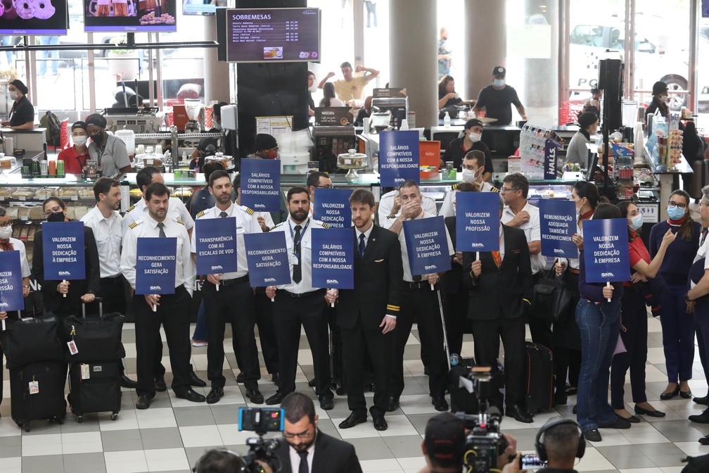  Greve de comissários e pilotos causa transtornos no aeroporto de Congonhas, zona sul da cidade de São Paulo, nesta segunda-feira, 19. — Foto: RENATO S. CERQUEIRA/FUTURA PRESS/ESTADÃO CONTEÚDO
