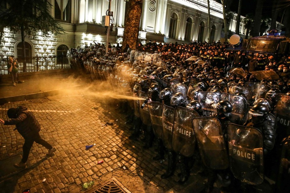 Polícia da Geórgia dispara spray de pimenta contra manifestante perto do Parlamento, em Tbilisi
