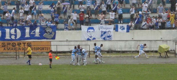 Jogadores do Taubaté comemoram gol nos acréscimos (Foto: Filipe Rodrigues/ Globoesporte.com)