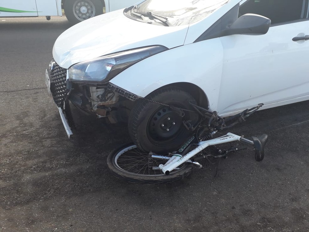 Bicicleta foi destruída com a força do impacto e partes foram parar embaixo do carro — Foto: Carlos Gomes/TV Anhanguera