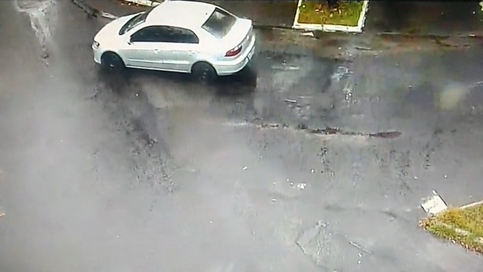 Carro usado no roubo de pedras preciosas em Vila Velha — Foto: Reprodução/ TV Gazeta