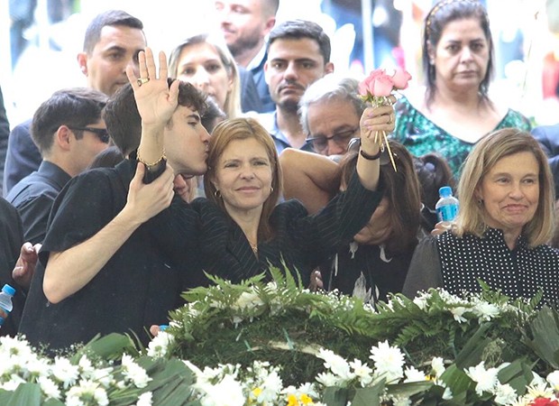 Familiares de Gugu Liberato se despedem em enterro (Foto: Rafael Cusato/ Ed. Globo )