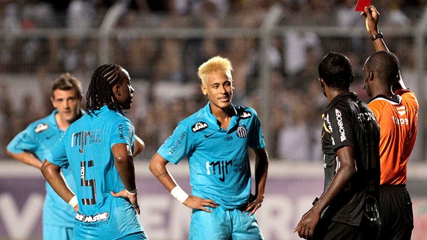 Neymar recebe cartão vermelho na partida do Santos (Foto: Ag. Estado)