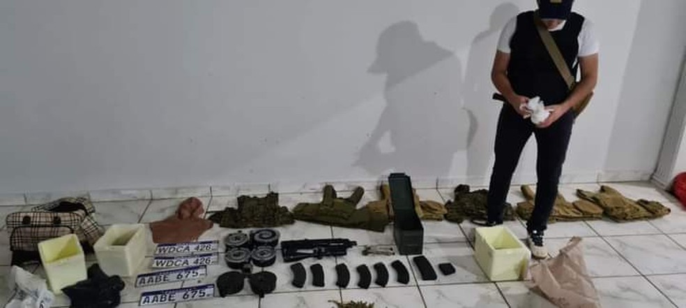 Arsenal estava em uma casa. — Foto: Policia Nacional