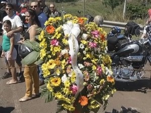 Coroa de flores lembram vítima  (Foto: Reprodução / TV TEM)