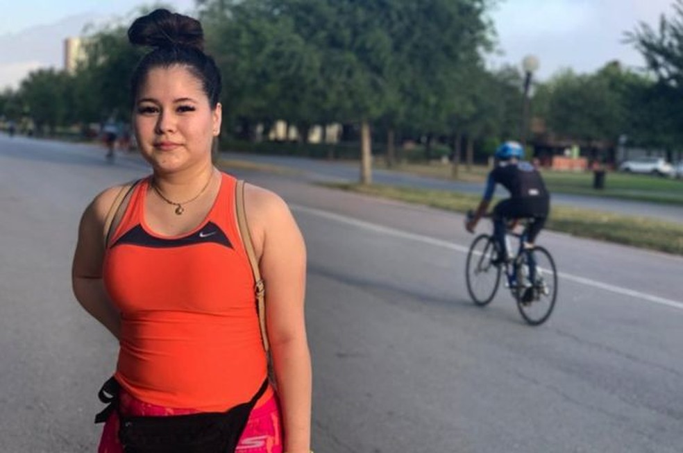 "De jeito nenhum eu arriscaria", diz Carolina Ayala sobre praticar esportes &agrave; noite &mdash; Foto: MARCOS GONZ&Aacute;LEZ / BBC