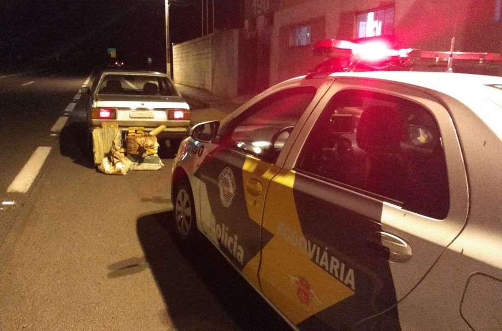 Droga estava dividida em fardos dentro de carro, em Presidente Prudente (Foto: Polícia Militar Rodoviária/Divulgação)