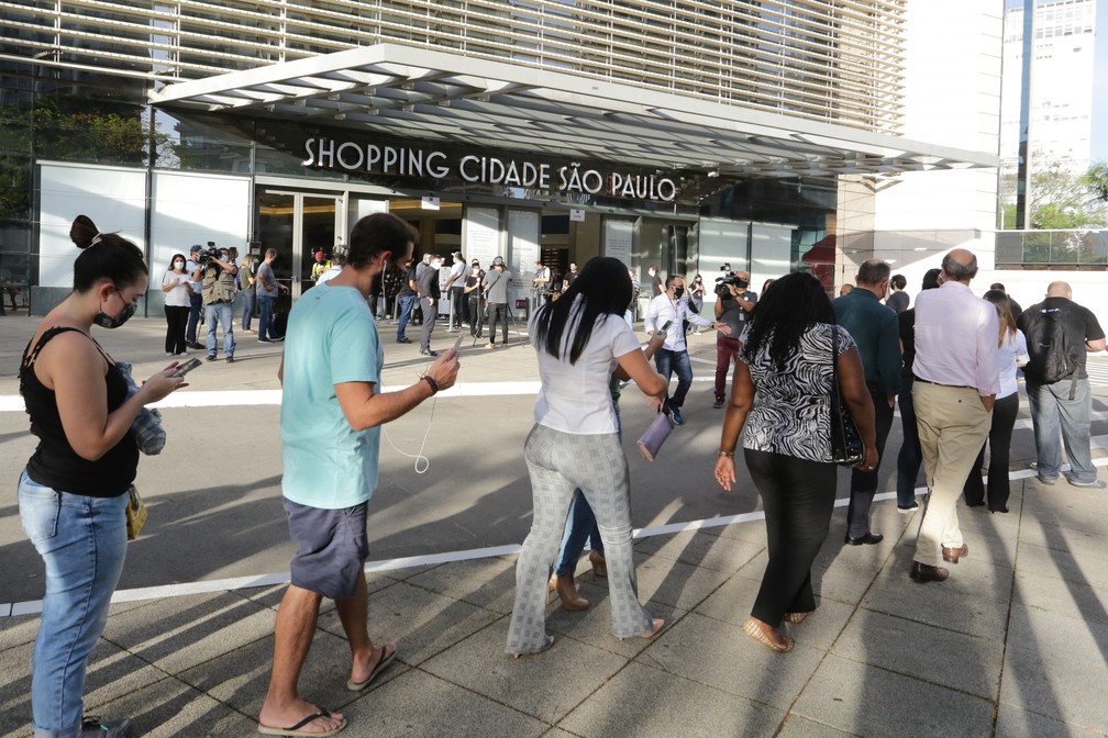 Clientes formam fila para acessar o Shopping Cidade de São Paulo, na Avenida Paulista, na região centro-sul da cidade de São Paulo, na tarde desta quinta- feira, 11 de junho de 2020 — Foto:  FÁBIO VIEIRA/FOTORUA/ESTADÃO CONTEÚDO