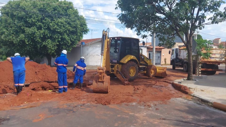 Rompimento de adutora paralisa fornecimento de água na zona sul de Bauru