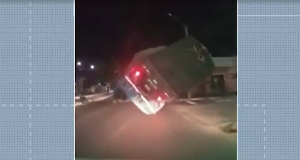 Carreta carregada de verduras tomba na BR-316, na zona urbana da cidade de Timon — Foto: Reprodução/TV Mirante
