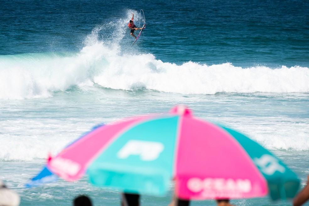 Gabriel Medina acerta aéreo gigante e avança em Saquarema — Foto: Thiago Diz / WSL