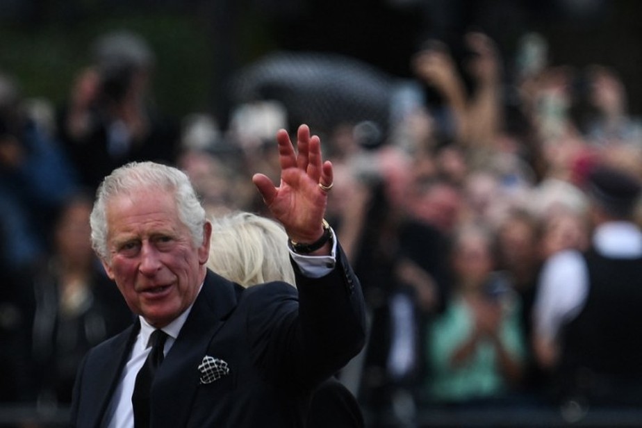 Rei Charles III, ao chegar no Palácio de Buckingham após voltar de Balmoral nesta sexta-feira
