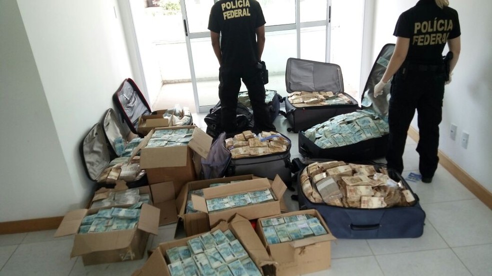 Caixas e malas apreendidas pela PF em 'bunker' em Salvador com R$ 51 milhões — Foto: Polícia Federal, Divulgação