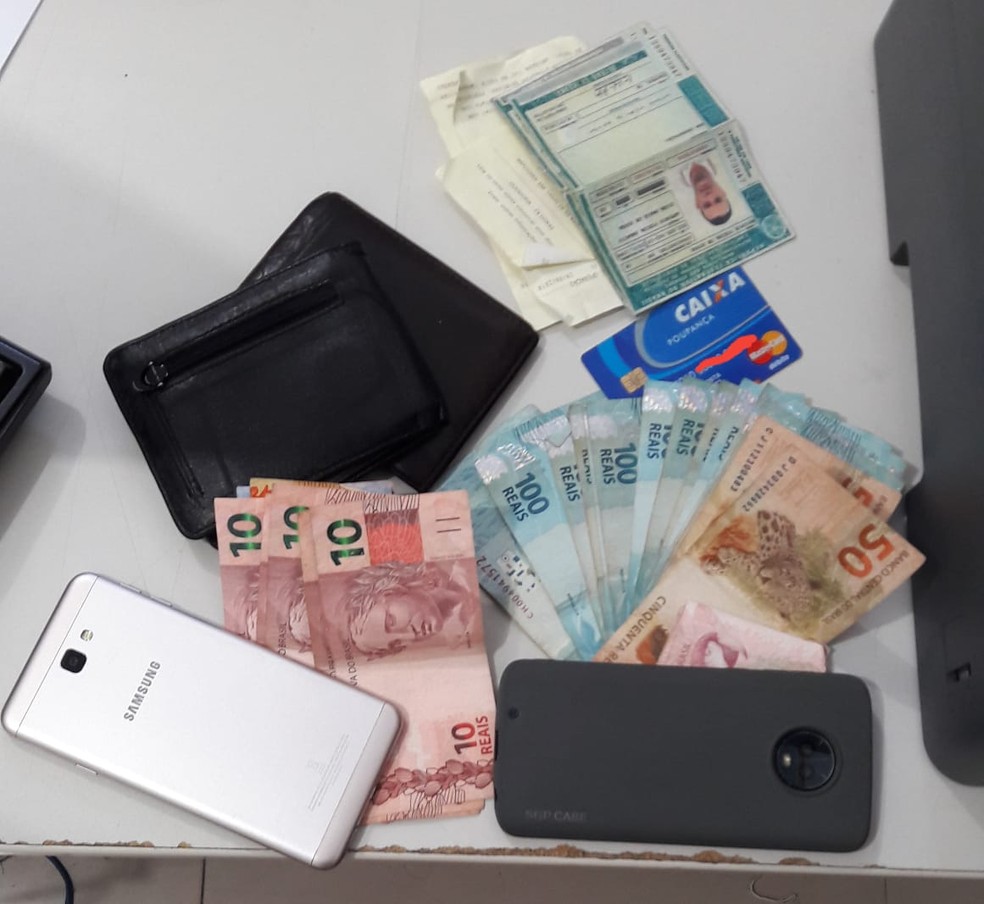 R$ 1800 foram recuperados pela polícia — Foto: PM / Divulgação