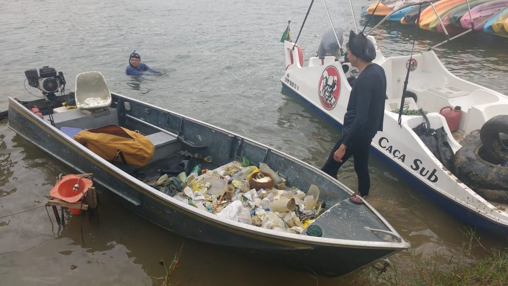 Lixo recolhido do Rio São Francisco, na região norte da Bahia — Foto: Deivid Miranda/Divulgação
