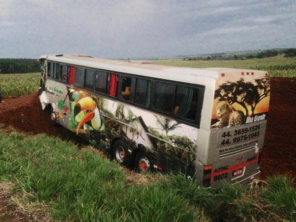 Ônibus se envolveu em acidente, em Umuarama — Foto: Silvio Alves/RPC