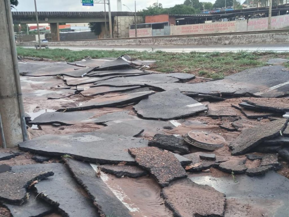 Situação do asfalto na Avenida Professora Minervina Candida Oliveira em Uberlândia, foto de 17/10/2021 — Foto: Mauro Marques/Arquivo Pessoal