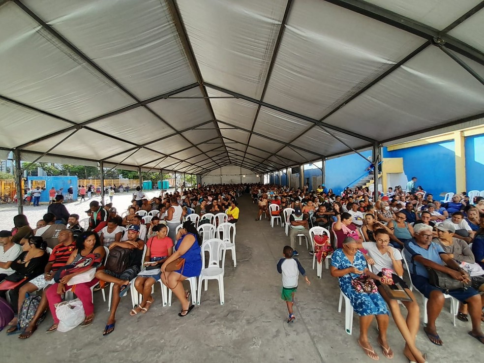 População aguarda atendimento na Central do CadÚnico, na área central do Recife, às 6h40 desta sexta-feira (14) — Foto: Giuliano Roque/TV Globo