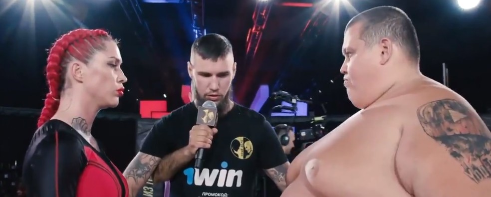 Darina Madzyuk e Grigory Chistyakov fizeram uma luta de MMA no Rússia — Foto: Reprodução / Twitter
