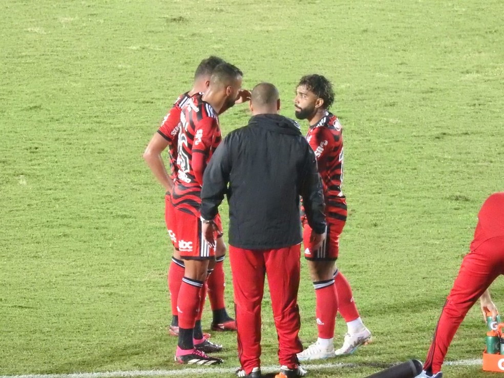 Gabigol conversa com com o interino Mario Jorge &mdash; Foto: Fred Gomes