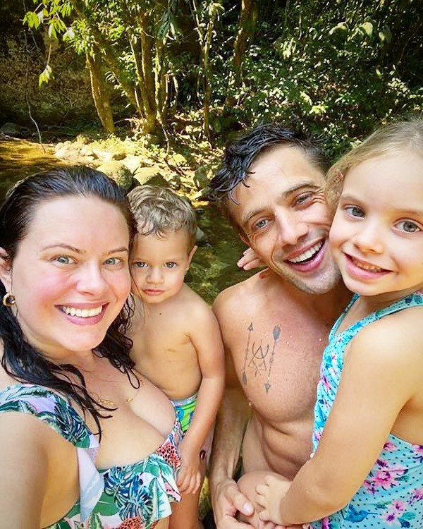 Rafael Cardoso posa com a família (Foto: Reprodução/Instagram)