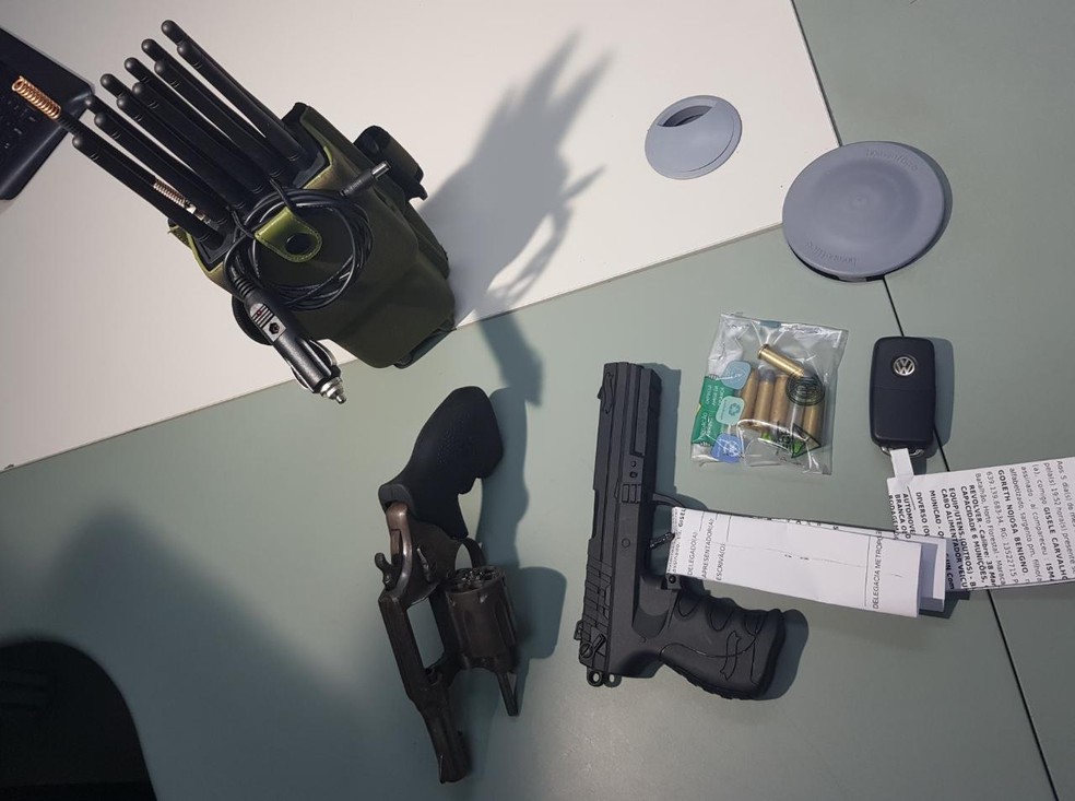 Agentes apreenderam com os suspeitos uma arma calibre 38, munição, uma pistola falsa e um bloqueador universal. — Foto: Rafaela Duarte/ Sistema Verdes Mares