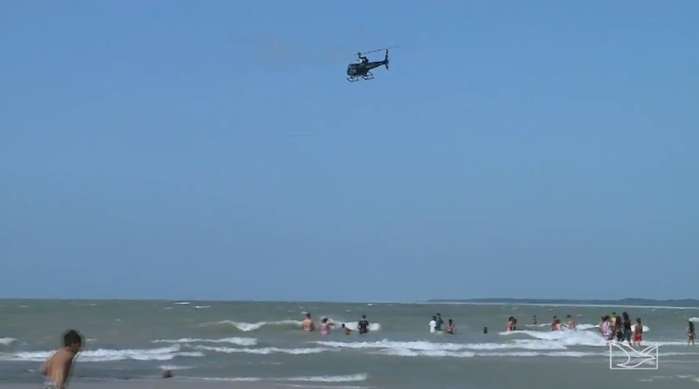 Buscas por adolescente que desapareceu na Praia do Araçagi continua nesta segunda (Foto: Reprodução / TV Mirante)