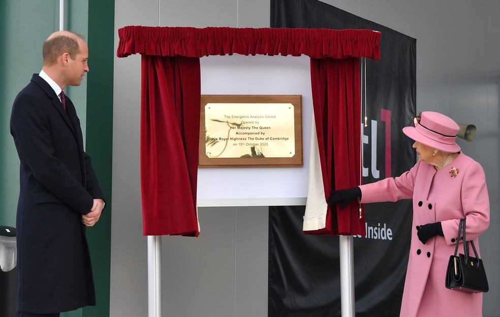 Príncipe William acompanha a rainha Elizabeth II na inauguração de laboratório no sul do Reino Unido nesta quinta-feira (15) — Foto: Ben Stansall/Pool via Reuters
