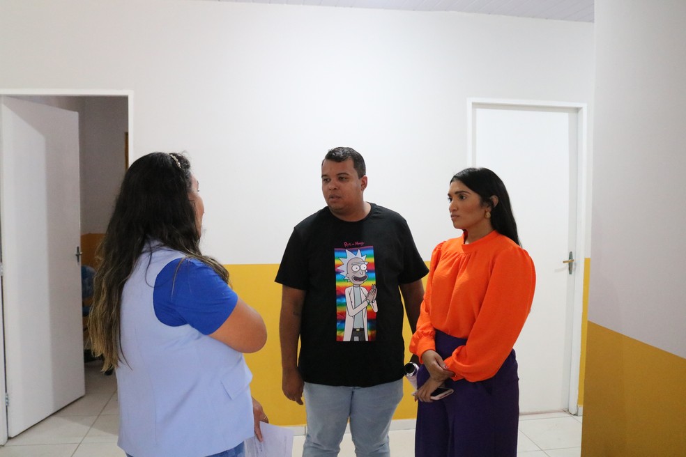 Conselheiros tutelares Renata Bezerra e Ivan Cabral com a gerente de Direitos Humanos em exercício da Semcaspi, Talita Damas. — Foto: Lucas Marreiros/g1