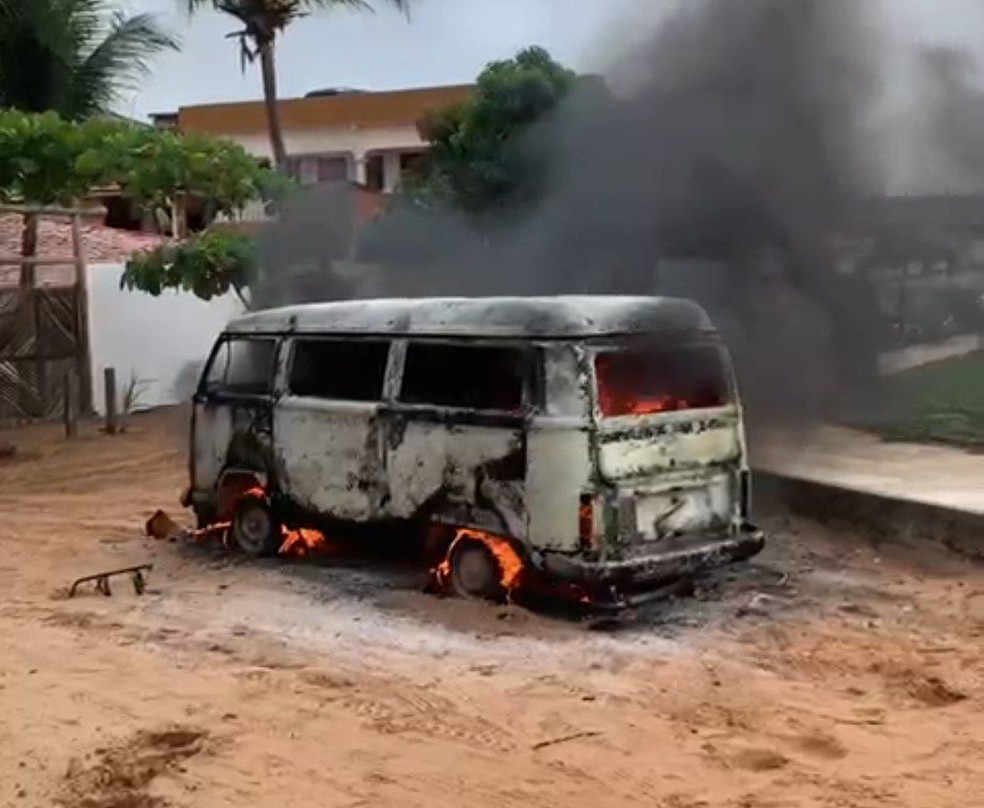 Kombi pega fogo na Vila de Jericoacoara, no Ceará. Causa ainda não é conhecida. — Foto: Arquivo pessoal
