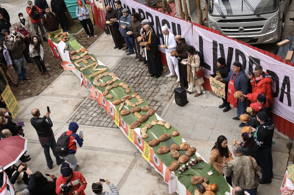 Manifestantes escrevem a palavra "democracia" com pães em ato neste 11 de agosto — Foto: Celso Tavares/g1 