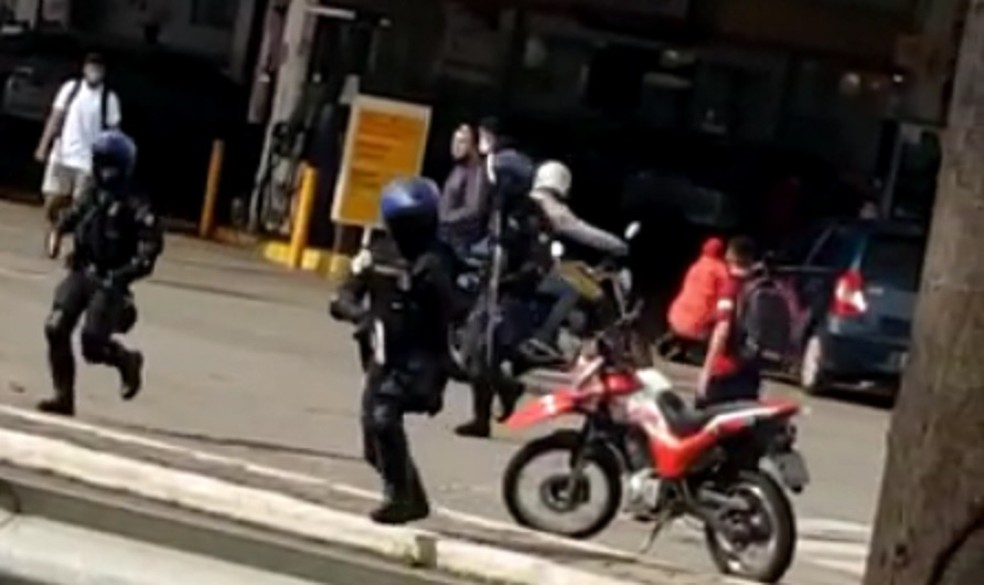 Policiais e criminosos trocam tiros durante assalto em posto de gasolina em Fortaleza — Foto: Reprodução
