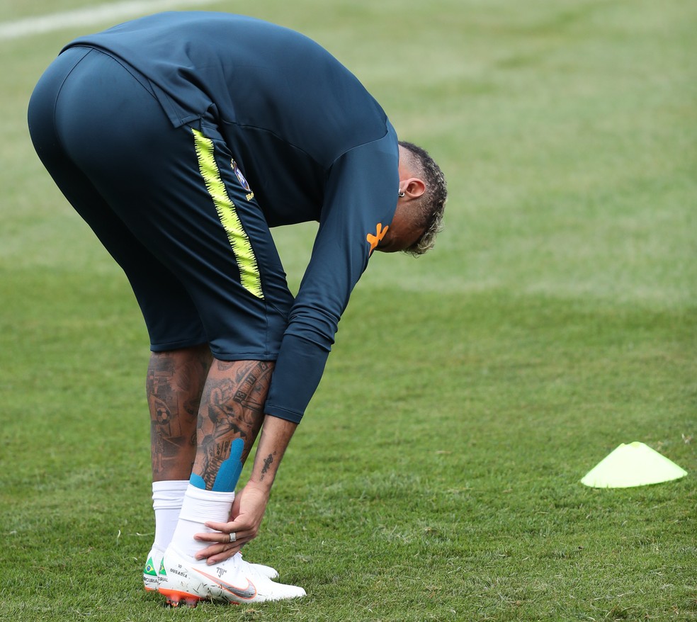 Neymar sente dor em treino da SeleÃ§Ã£o (Foto: MoWA Press)